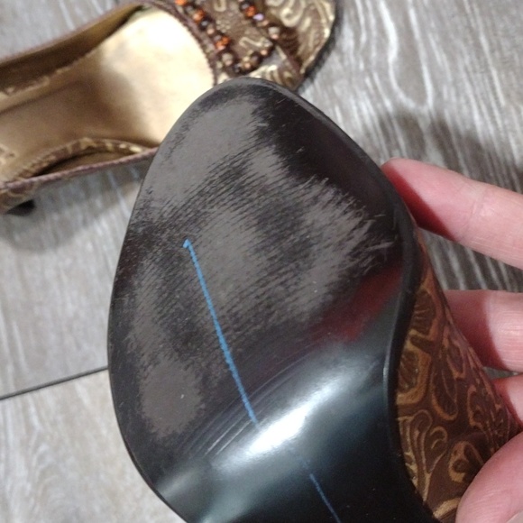 Carlos embossed brown and gold leather heels. Size 6 - Picture 8 of 12